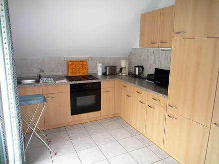 helle geräumige Küche mit Mikrowelle