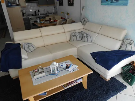 Wohnzimmer mit gemütlichem Sofa