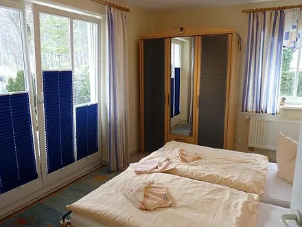 Das kleinere Schlafzimmer ebenfalls mit Doppelbett