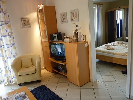 Unterhaltungsecke mit TV, DVD-Player, Filme, Bücher, Spiele und WLAN