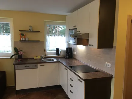 Komfortable Küche mit Geschirrspüler, Mikrowelle, Cerankochfeld, Kindergeschirr