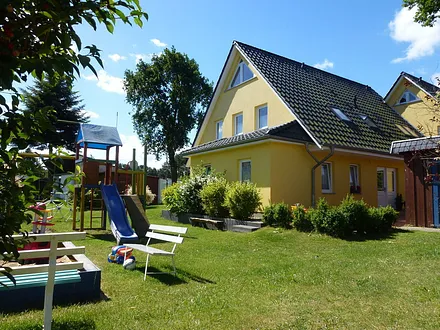 Großer Kinderspielplatz für alle Ostseekrabben mit Grillplatz und "Kaffeeplätzchen" für die Eltern