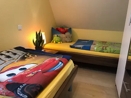 Kleines Schlafzimmer mit 2 Einzelbetten