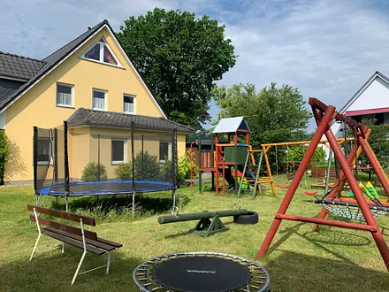 Spielplatz mit Trampolin