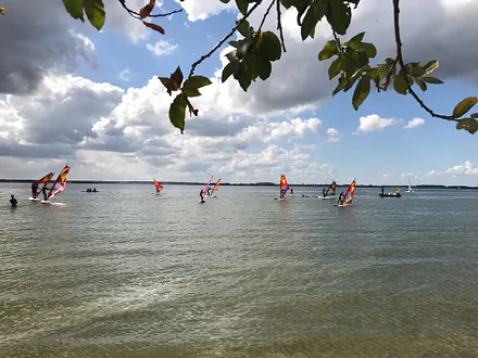Windsurfen , Katamaran , SUP- Paddeln - alles ist möglich