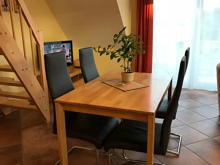 helles und geräumiges Wohnzimmer mit SAT-TV und Esstisch