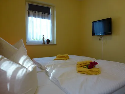 Elternschlafzimmer mit SAT-TV