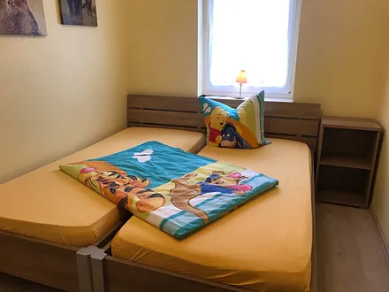 Kleines Schlafzimmer mit 2 Einzelbetten (  hier mal zusammengestellt )