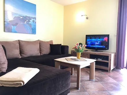 gemütliche XXL - Couch zum Relaxen mit SAT-TV 
