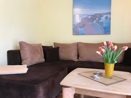 gemütliche XXL - Couch zum Relaxen mit SAT - TV