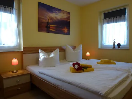 Schlafzimmer mit einem großen Doppelbett und großen Kleiderschrank