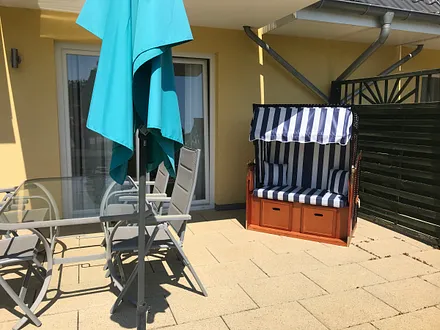 Terrasse mit Strandkorb