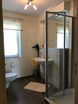 sehr schönes Badezimmer mit Dusche, WC und Föhn