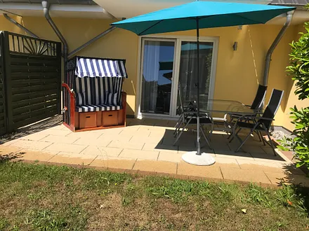 Terrasse mit Strandkorb