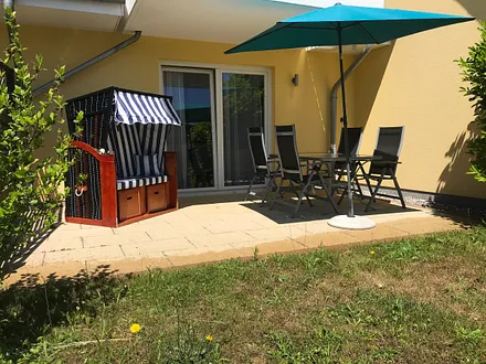 Terrasse mit Strandkorb