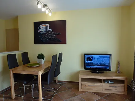 Essbereich für 4 Personen und SAT-TV