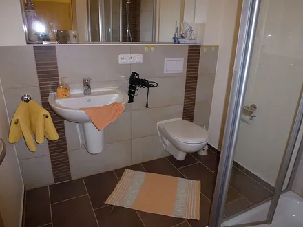 sehr schönes Badezimmer mit Dusche und Föhn