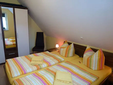 Schlafzimmer 1 mit Doppelbett und Kleiderschrank