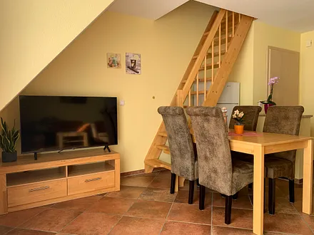 SAT-TV und Essbereich und Treppe