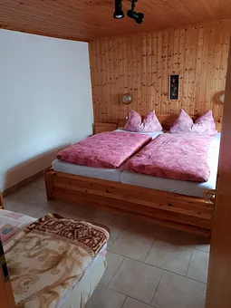 Schlafzimmer mit drei Schafmöglichkeiten