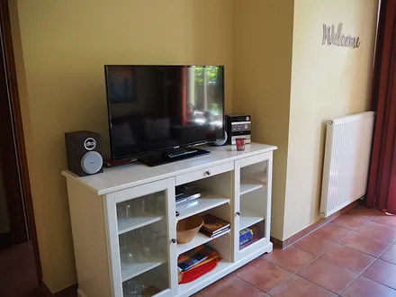 Fernseher, DVD und Hifi-Anlage, Telefon und Internet mit W-Lan kostenlos zur Verfügung