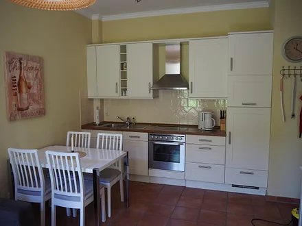 Der Esstisch mit der Küche