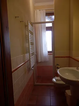 Badezimmer mit großer Dusche