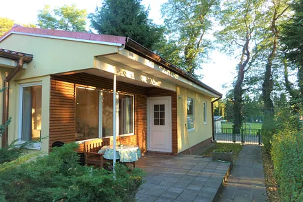 überdachte Terrasse mit Gartenmöbeln