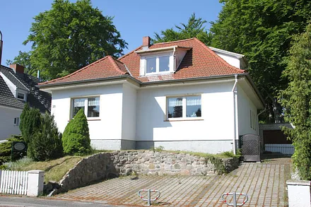 Hausansicht mit Parkplätzen