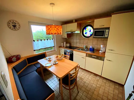 Einbauküche mit Kühlschrank,Spülmaschine,Mikrowelle,Kaffeemaschine,Toaster und Wasserkocher