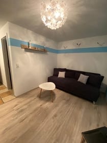 Wohnbereich mit ausklappbarer Schlafcouch