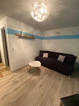 Wohnbereich mit ausklappbarer Schlafcouch