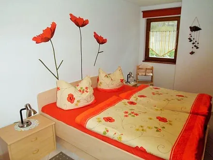 Schlafzimmer mit Blick zum Fenster