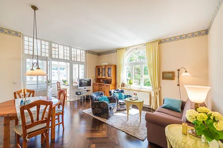 Wohnzimmer mit Blick in die Wohnküche