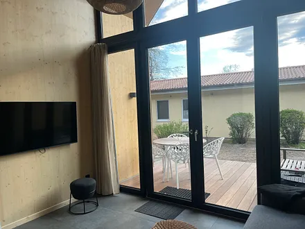 Wohnraum mit TV und Terrasse 