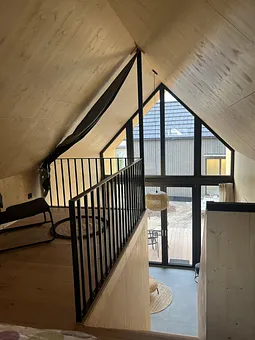 Galerie mit Ausblick Richtung Fensterfront 