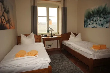 Schlafzimmer mit zwei Einzelbetten