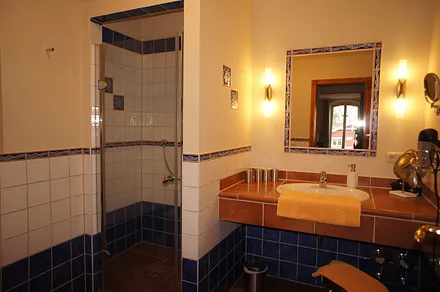 Bad mit schwellenloser Dusche, WC, großem Waschtisch und Fußodenheizung