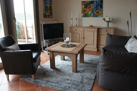 Wohnbereich mit Couch und LCD-TV mit Hifi-Anlage mit CD/DVD Player 