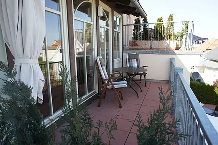 Balkon mit bequemen Teakholzsesseln