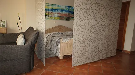 Schlafbereich mit Flächenvorhängen abtrennbar