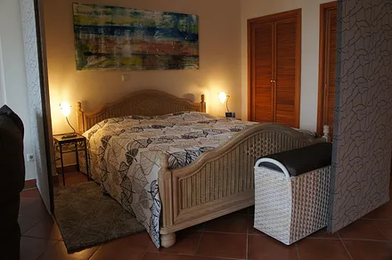 Doppelbett mit Einbauschränken