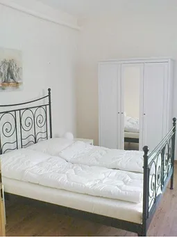 Schlafzimmer 1 mit zusätzlichem Kinderbettchen