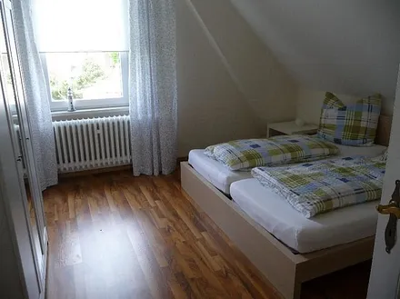 Schlafzimmer 1 mit zusätzlichem Kinderbettchen