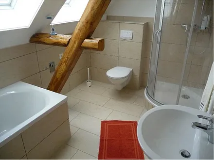 Bad mit Wanne und Dusche