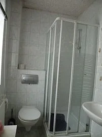 Bad mit WC, Dusche und WT