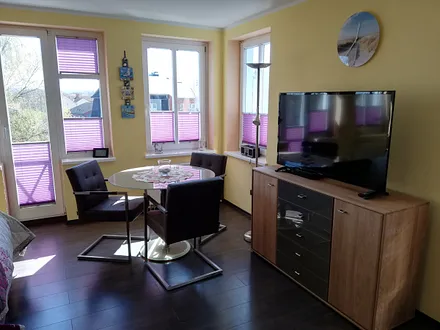 gemütlicher Essbereich mit Blick auf die Seestraße