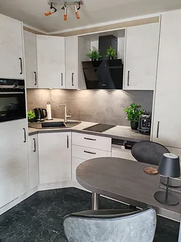 moderne Einbauküche mit Backofen