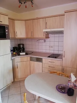 voll ausgestattete Einbauküche mit Geschirrspülmaschine