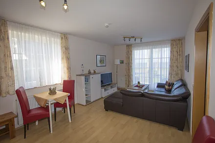 Wohnzimmer (durch Balkonfenster Blick zum Wasser)